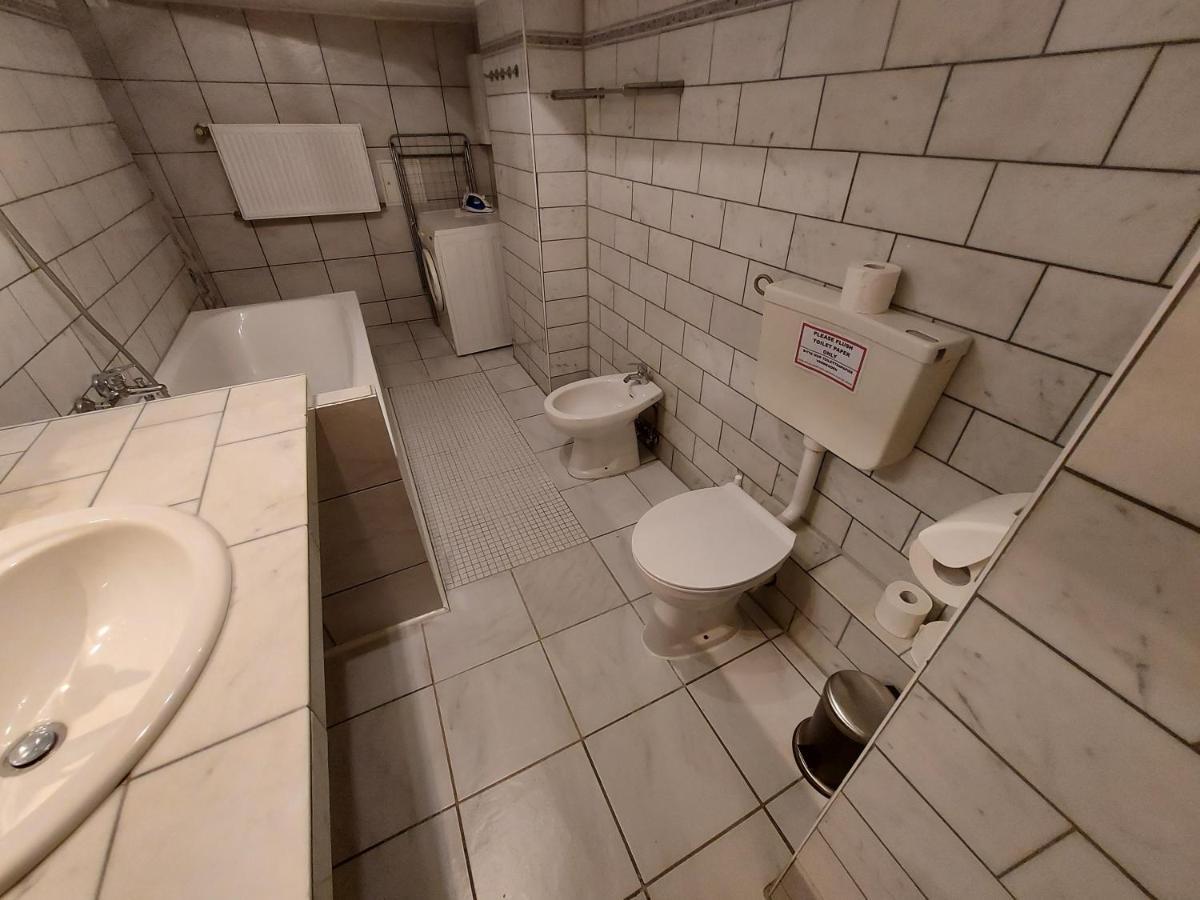 Basement Apartment Κολωνία Εξωτερικό φωτογραφία